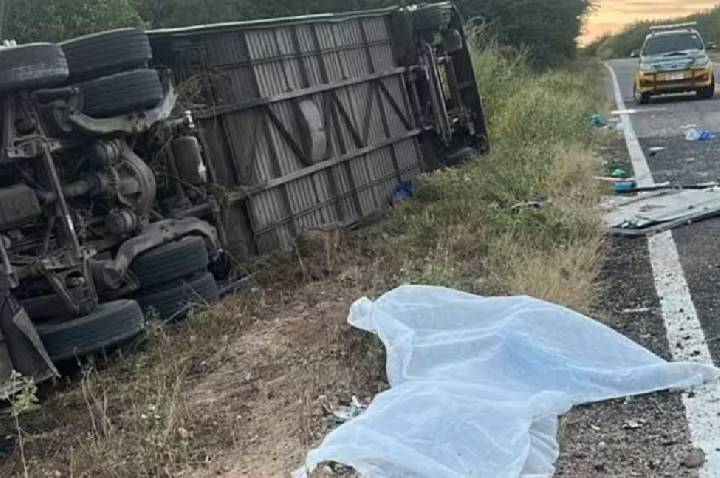 Acidente com ônibus de basquete deixa sete mortos