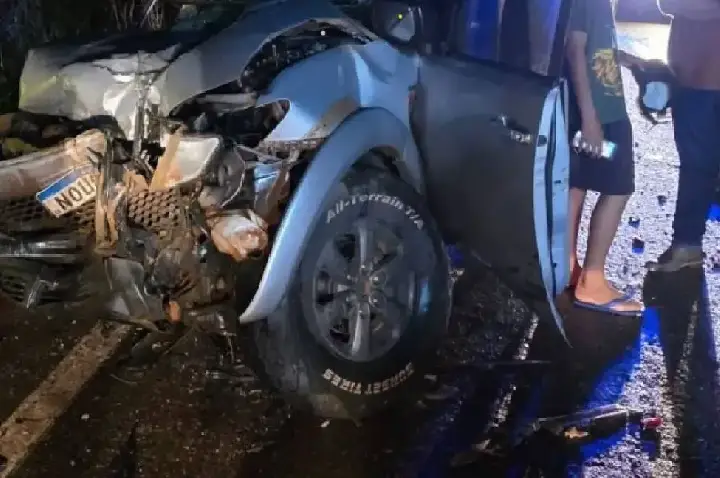 Acidente na BR-435 deixa motorista gravemente ferido após colisão com madeira na pista
