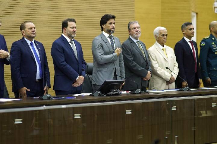 Alex Redano e Cirone Deiró homenageiam personalidades na Alero