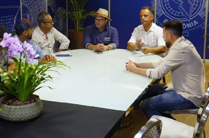 Alex Redano recebe moradores do Soldado da Borracha para discutir andamento de ADI e estudo ambiental