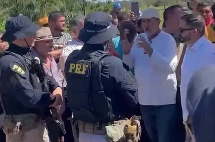 Após negociação da PRF, manifestantes liberam tráfego na BR-364