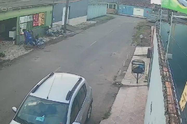 Assaltante de bicicleta ameaça comerciante com faca e rouba celular na zona Sul