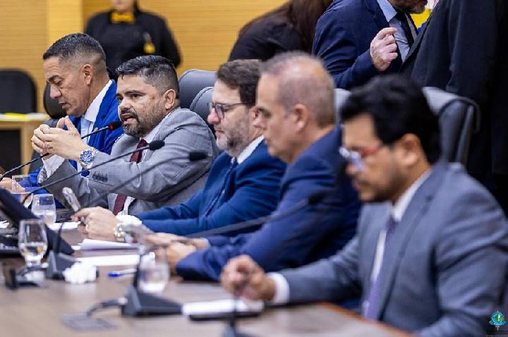 Assembleia aprova PEC que garante acúmulo de cargos para policiais e bombeiros militares