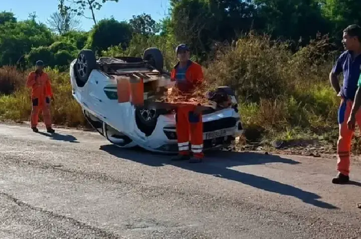 Automóvel capota na RO-383 entre Cacoal e Rolim de Moura após manobra de ultrapassagem