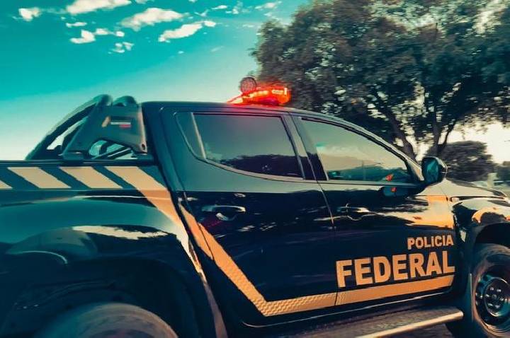 Belo Horizonte/MG. A Polícia Federal extraditou, nesta quinta-feira (11/6), um brasileiro condenado a dois anos de reclusão por porte ilegal de arma de fogo de uso permitido.  O  e