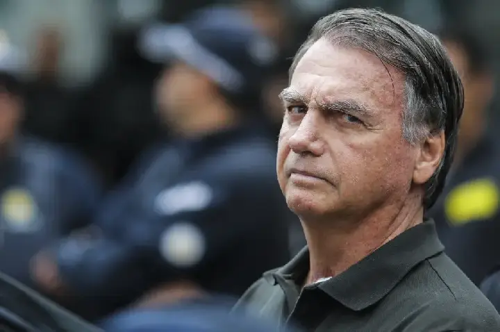 Bolsonaro tem 24h para explicar fala de Eduardo sobre acesso a vídeo