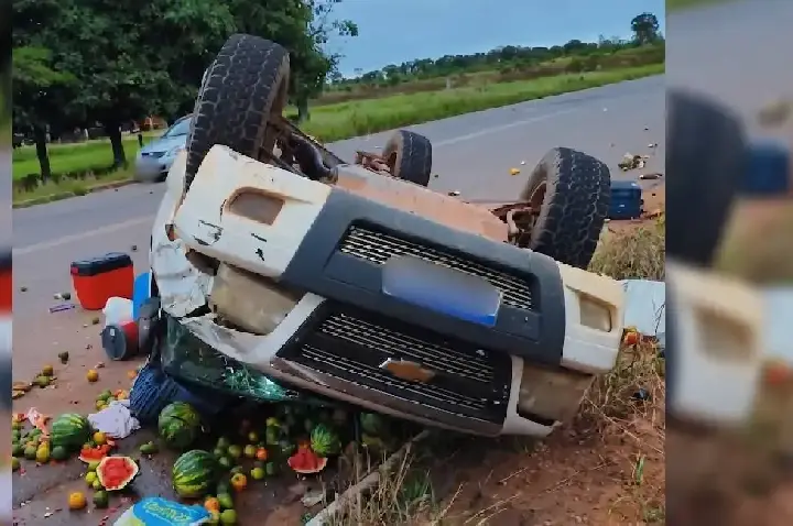 Caminhonete capota após colisão na RO-010 em Rondônia