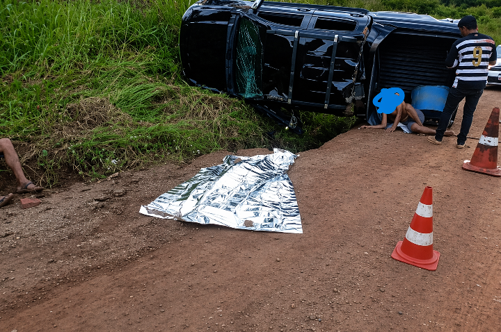 Capotamento mata uma pessoa e deixa três feridos