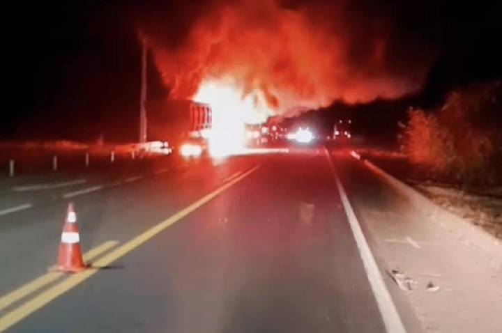 CARRETA PEGA FOGO NA BR-364 APÓS ESTOURO DE PNEU.