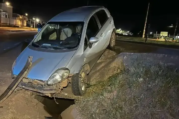 Carro cai em barranco entre BR-364 e Avenida JK e motorista abandona veículo em Jaru
