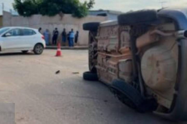 Carro capota após colisão em cruzamento na zona sul de Porto Velho