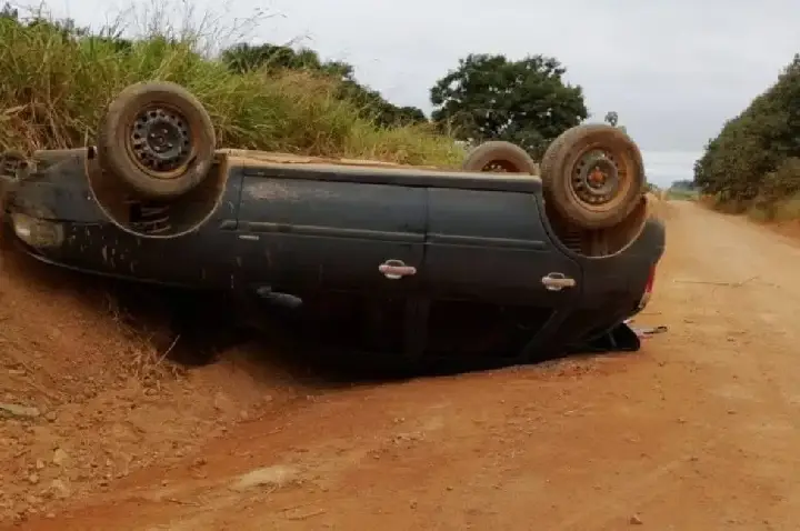 Carro capota em via pública e condutor desaparece em RO