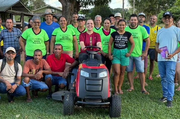 Cláudia de Jesus entrega trator cortador de grama de R$ 30 mil em São Miguel do Guaporé
