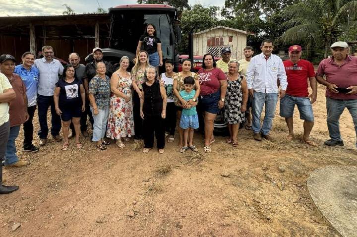 Cláudia de Jesus viabiliza trator para agricultores de Nova Colina, em Ji-Paraná