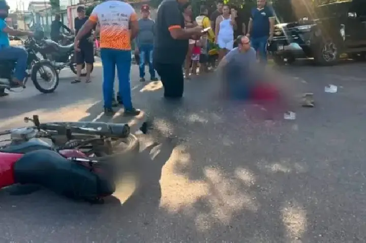 Colisão entre automóvel e moto por aplicativo deixa passageira com fratura exposta em Porto Velho