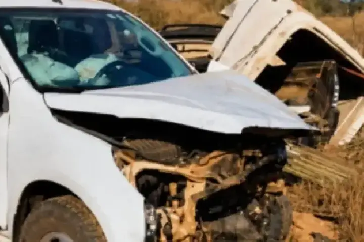 Colisão entre caminhonetes deixa veículos destruídos na RO-010 em Rondônia