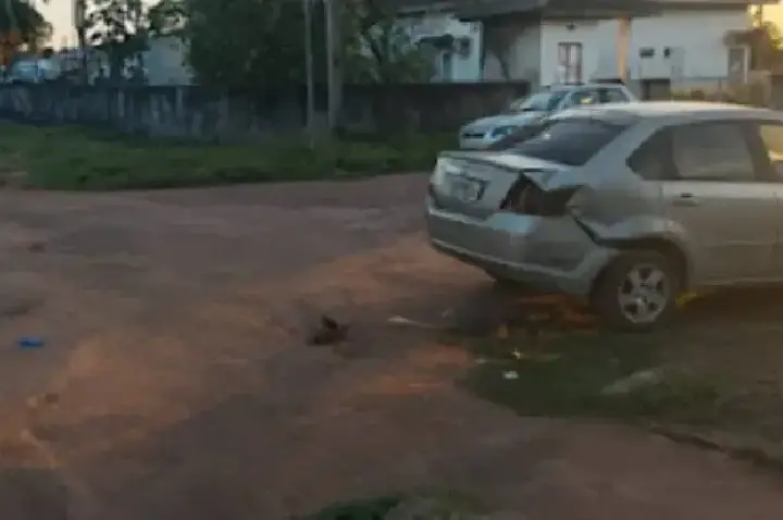 Colisão entre carro e moto deixa ferido em cruzamento de Guajará-Mirim