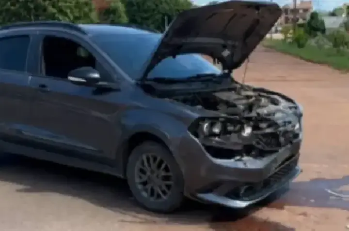 Colisão transversal entre automóveis deixa passageira ferida em cruzamento de Rolim de Moura