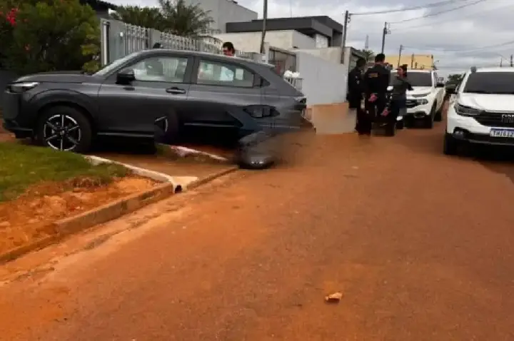 Colisão traseira é registrada enquanto condutora tentava estacionar veículo em residência