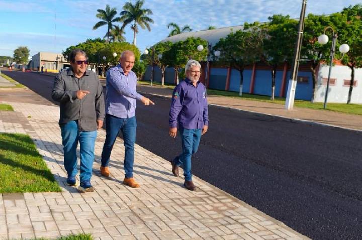Com investimento histórico em infraestrutura, Ezequiel Neiva acompanha obras de microrrevestimento em Cerejeiras
