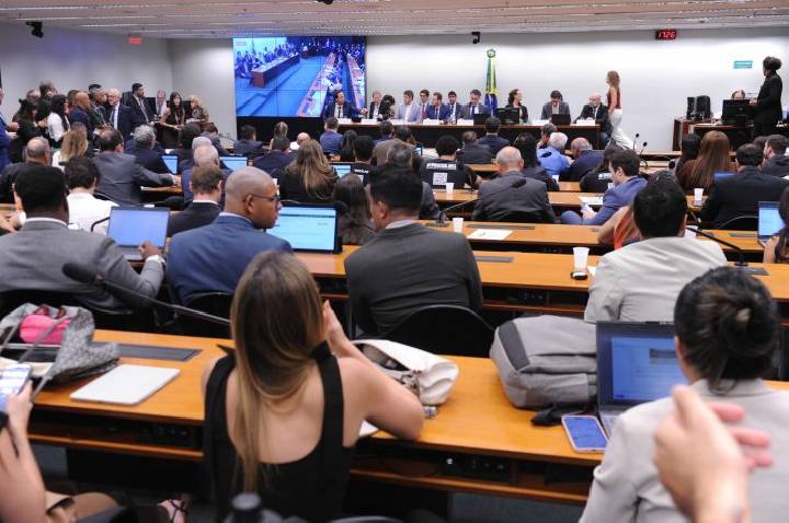 Comissão analisa parecer sobre a PEC que propõe fim da escala 6x1; assista
