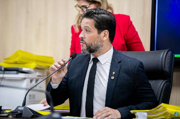 Delegado Camargo cobra transparência sobre fila de exame oftalmológico em Cacoal