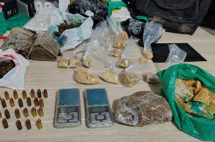 DENARC prende quatro suspeitos com drogas e munições no Costa e Silva
