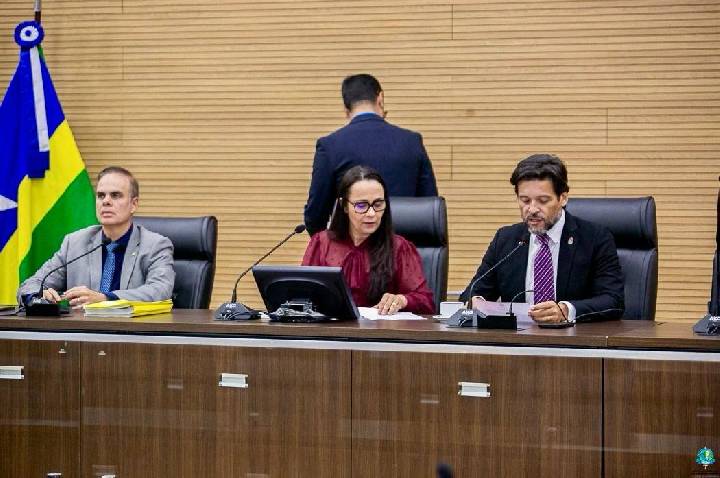 Deputada Rosangela Donadon faz indicação de reforma urgente da quadra poliesportiva e banheiros da Escola Capitão Cláudio