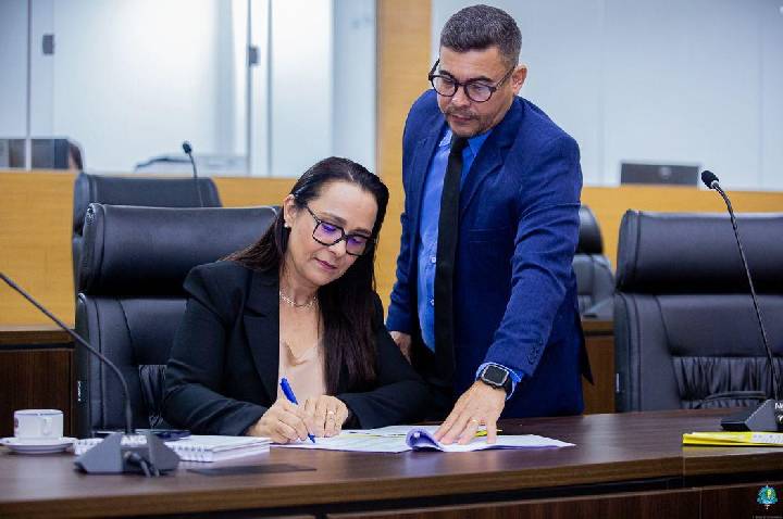 Deputada Rosangela Donadon solicita restauração e construção da calçada da Escola Sebastiana Lima de Oliveira