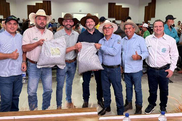Deputado Alex Redano acompanha entrega de 11 toneladas de condicionadores de solo para produtores rurais de Ariquemes