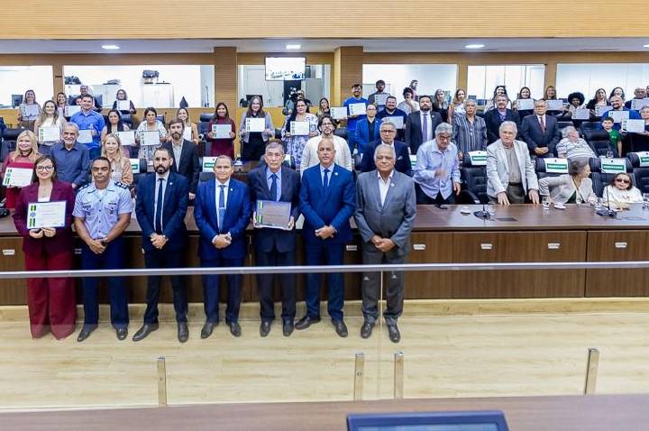 Deputado Ismael Crispin concede Título de Cidadão Rondoniense ao ex-prefeito Tião Valladares e homenageia Coral Vozes do Legislativo