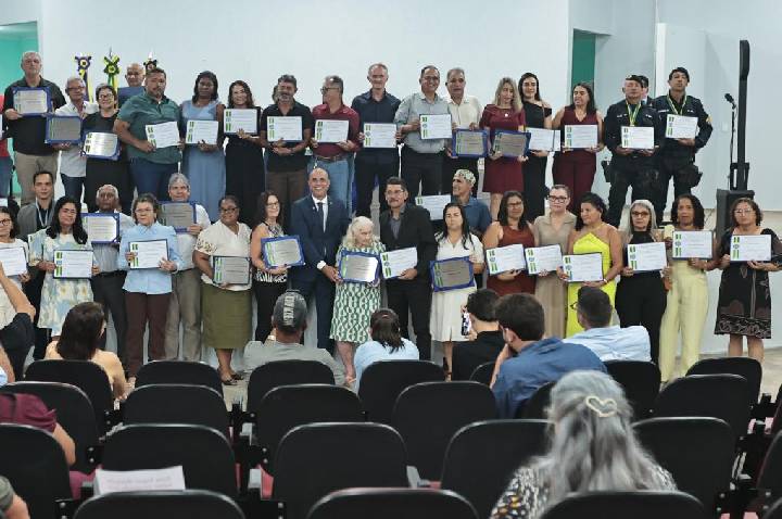 Deputado Ismael Crispin homenageia homens e mulheres que ajudaram a construir a história de São Miguel do Guaporé