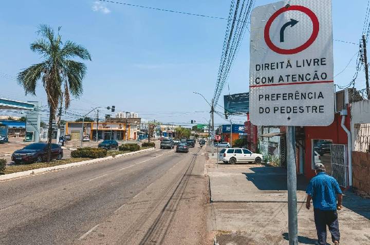 Direita livre e proibido estacionar, Semtran reforça atenção às placas de trânsito
