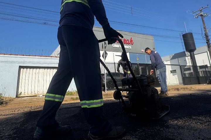 Duas vias da Zona Sul de Porto Velho passam por serviço de tapa buraco