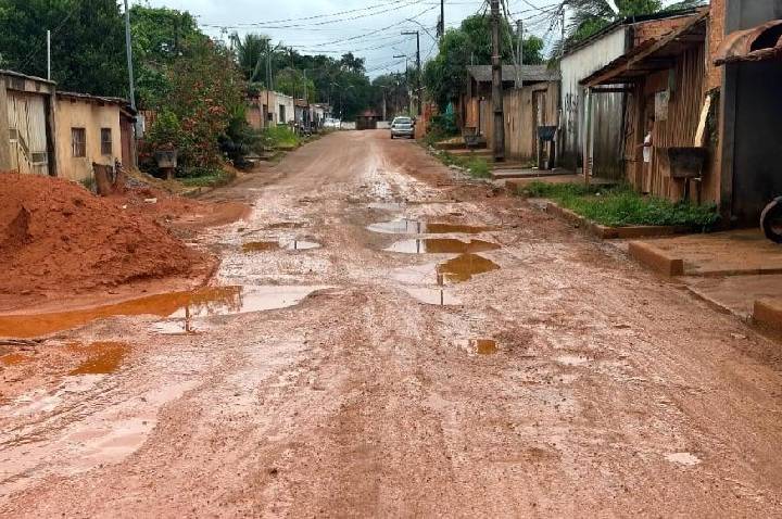 EDIMILSON DOURADO: Vereador tem pedido atendido e garante serviço de tapa-buraco no bairro Aeroclube