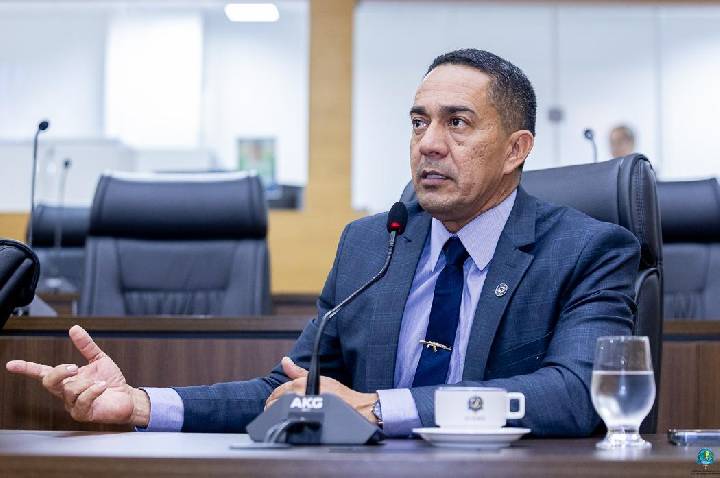 Eyder Brasil garante por lei espaço para artistas rondonienses nas rádios e nos palcos