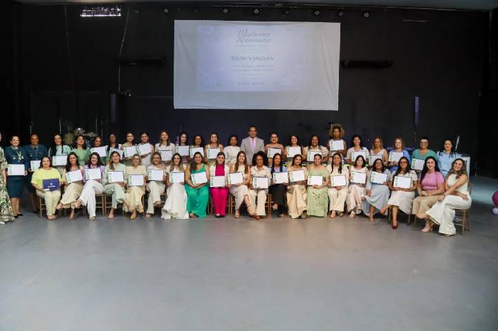 Eyder Brasil homenageia cerca de 50 mulheres em Ji-Paraná em mais uma edição do Projeto Mulheres Relevantes.