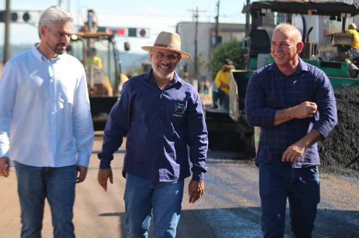 Ezequiel Neiva garante recurso para modernizar escolas municipais de Cerejeiras com lousas digitais e chromebooks