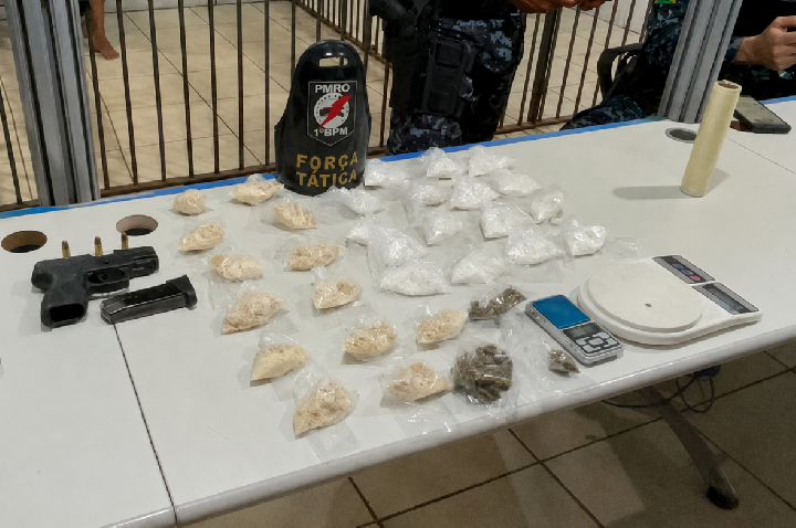 Força Tática prende dupla e apreende arma na zona Sul