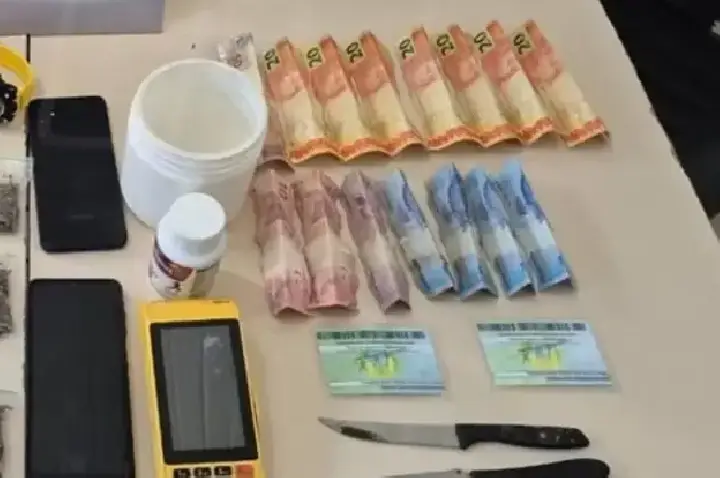 Força Tática prende dupla e apreende drogas e dinheiro em ponto de tráfico