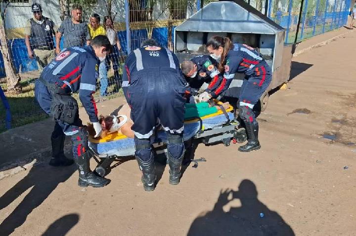 Grave acidente deixa motociclista inconsciente na zona leste