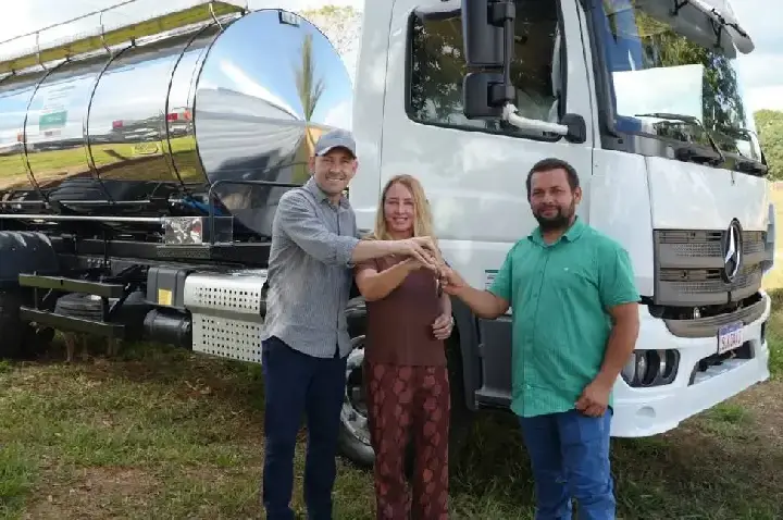 Ieda Chaves entrega caminhão-tanque e fortalece produção leiteira