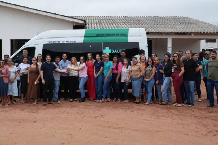 Ieda Chaves participa da entrega de van de R$ 300 mil e reforça a saúde de Primavera de Rondônia