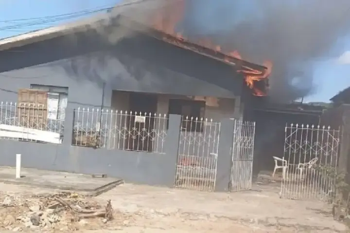 Incêndio destrói sala de residência no bairro Santiago