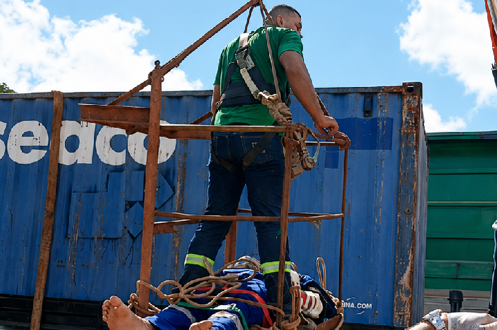 Jovem cai de 10 metros em balsa no primeiro dia de trabalho