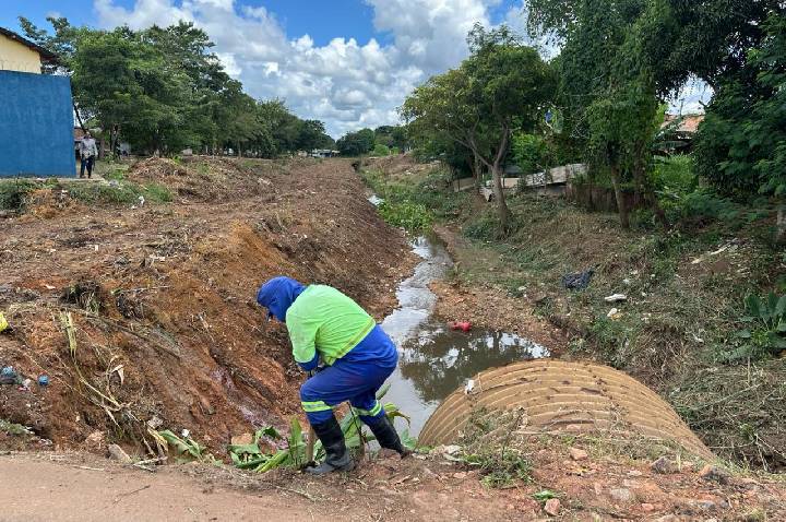 Limpeza de canal no bairro Castanheira é realizada após pedido do vereador Edimilson Dourado