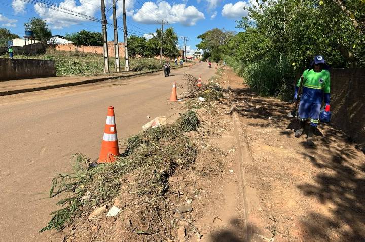Limpeza de canal no Castanheira atende solicitação de Edimilson Dourado e beneficia comunidade escolar