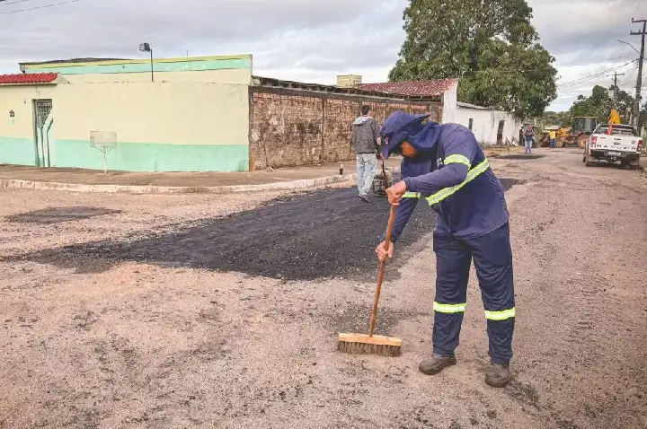 Mais de 20 ruas da Cohab recebem operação tapa-buraco em Porto Velho