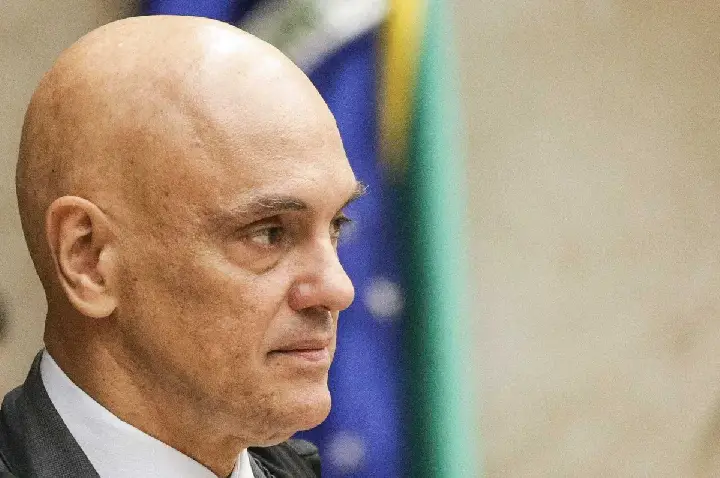Moraes encaminha análise sobre pedido de investigação envolvendo Jair e Flávio Bolsonaro à PGR