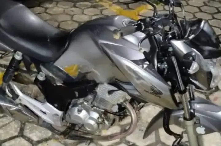Moto roubada é encontrada abandonada e sem rodas em RO